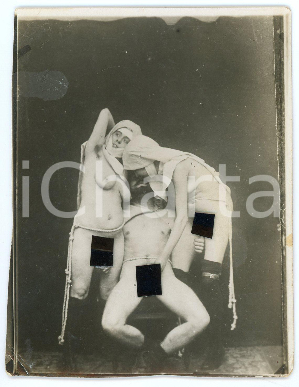 1920 ca VINTAGE EROTIC Threesome - Monk and nuns (1) RARE PORN Photo 9x12 Fotografia originale d'epoca.CONDIZIONI: F (piccole piegature angolari)FORMATO: 9x12 cm    originale e autentica 1