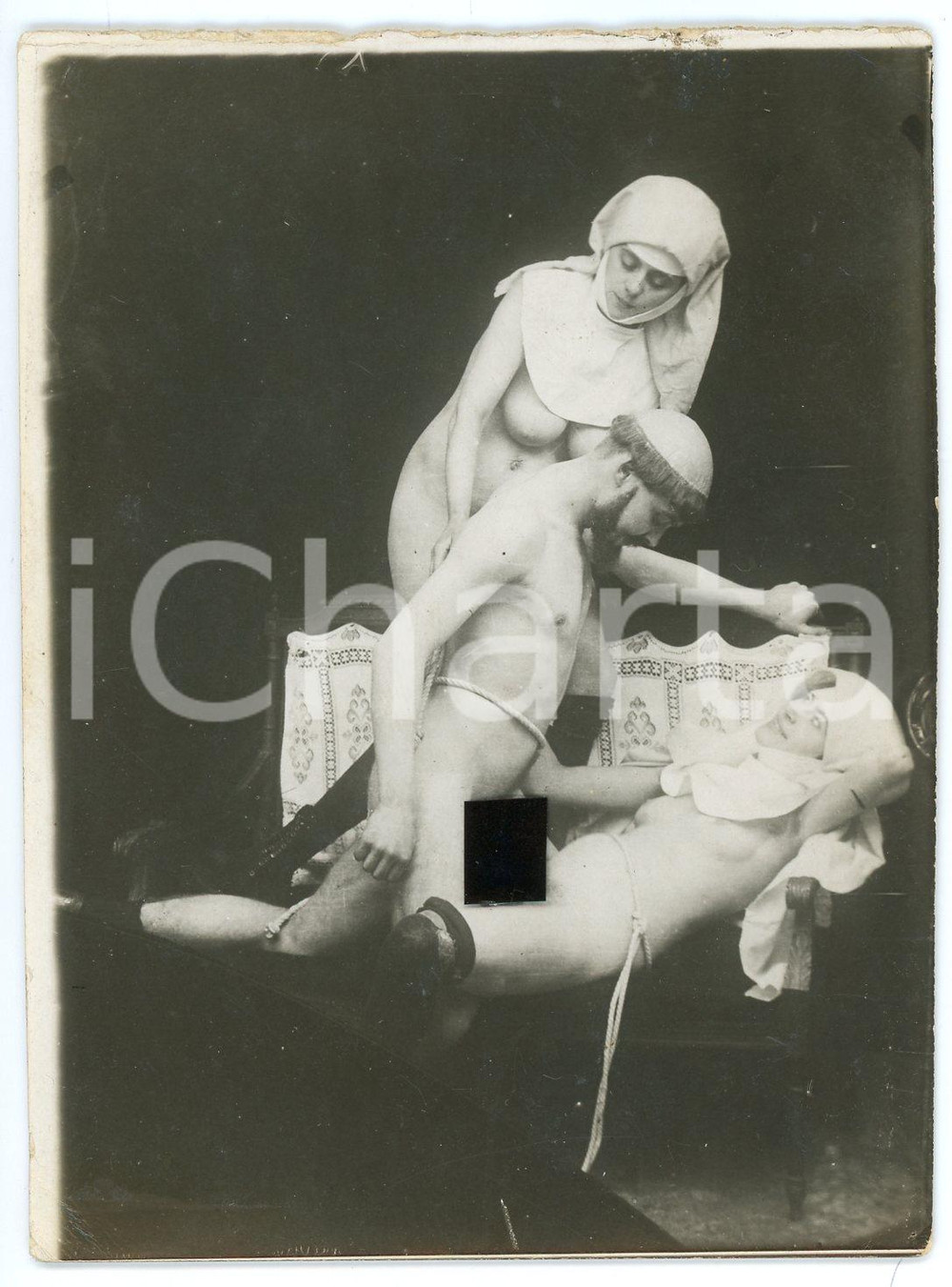 1920 ca VINTAGE EROTIC Threesome - Monk and nuns (3) RARE PORN Photo 9x12 Fotografia originale d'epoca.CONDIZIONI: G (minime piegature angolari e abrasioni al lato superiore)FORMATO: 9x12 cm    originale e autentica 1