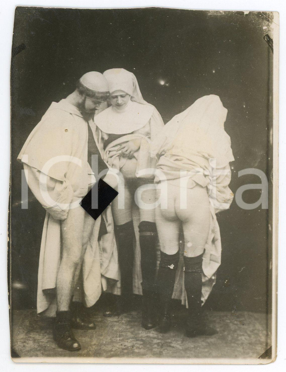 1920 ca VINTAGE EROTIC Threesome - Monk and nuns (6) RARE PORN Photo 9x12 Fotografia originale d'epoca.CONDIZIONI: F (minime piegature angolari; rifilata)FORMATO: 9x12 cm    originale e autentica 1