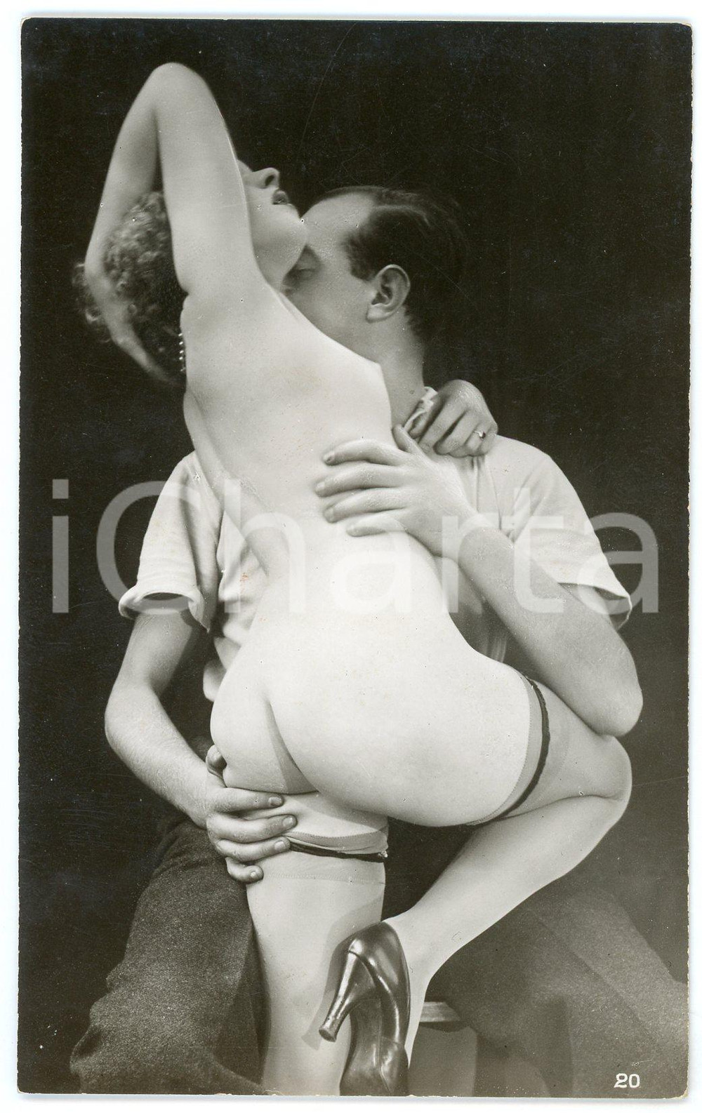 1940 ca VINTAGE EROTIC Couple on a chair - Woman in lingerie - Photo 9x14 cm Fotografia originale d'epoca.CONDIZIONI: GFORMATO: 9x14 cm    originale e autentica 1