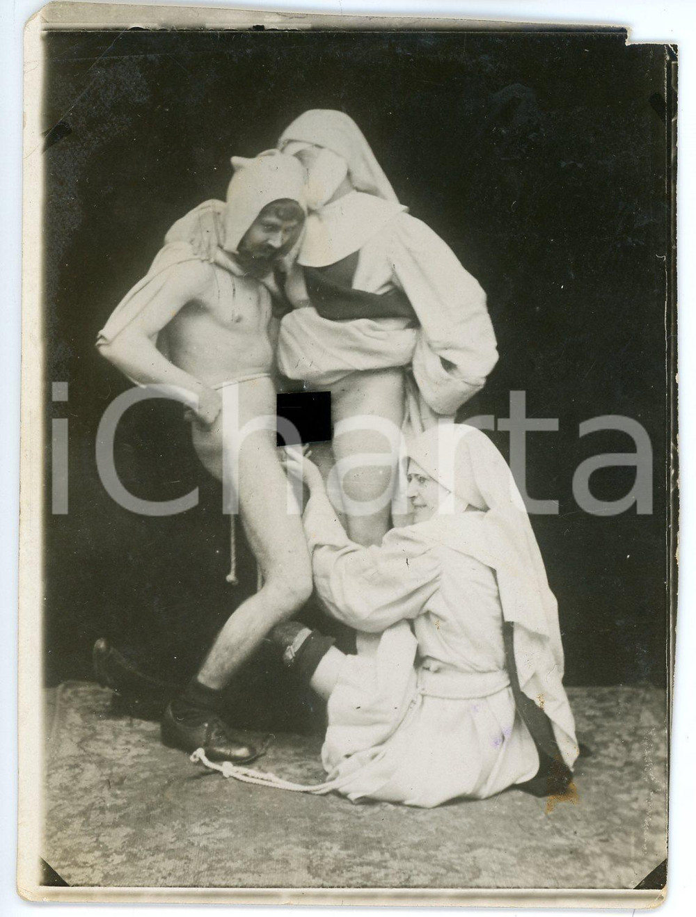 1920 ca VINTAGE EROTIC Threesome - Monk and nuns (7) RARE PORN Photo 9x12 Fotografia originale d'epoca.CONDIZIONI: P (minima mancanza angolare; difetti di stampa)FORMATO: 9x12 cm    originale e autentica 1
