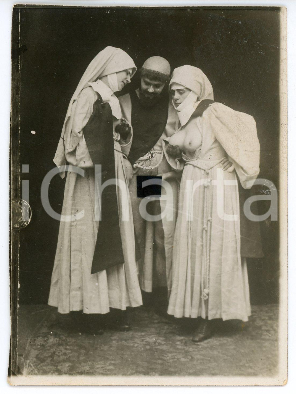 1920 ca VINTAGE EROTIC Threesome - Monk and nuns (8) RARE PORN Photo 9x12 Fotografia originale d'epoca.CONDIZIONI: GFORMATO: 9x12 cm    originale e autentica 1