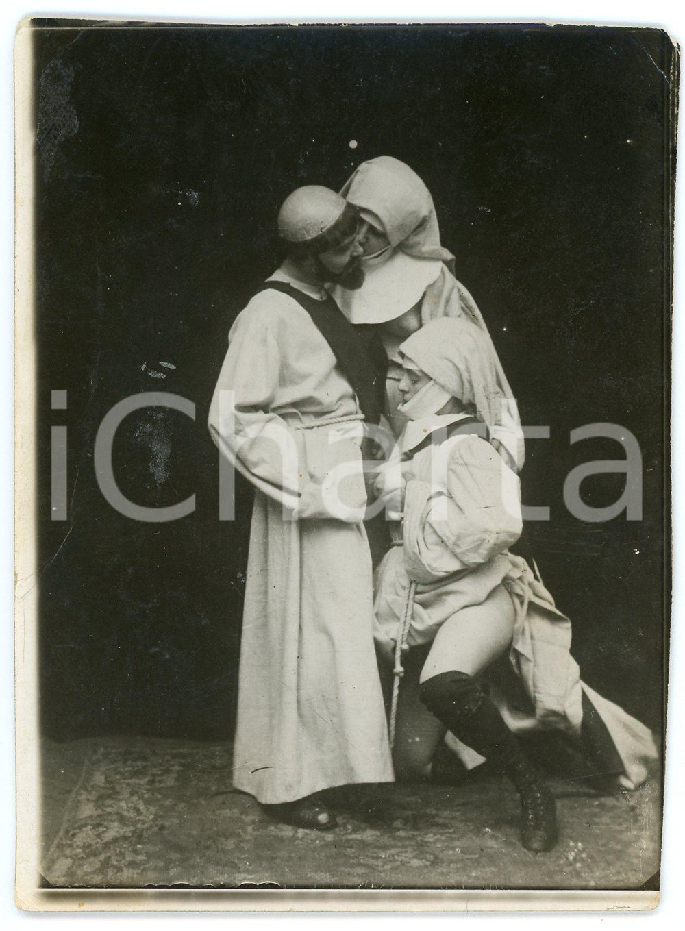 1920 ca VINTAGE EROTIC Threesome - Monk and nuns (9) RARE PORN Photo 9x12 Fotografia originale d'epoca.CONDIZIONI: F (piegature angolari con minma mancanza)FORMATO: 9x12 cm    originale e autentica 1