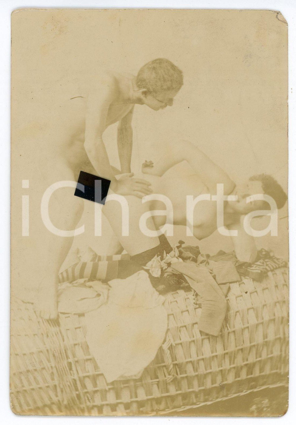 1900 ca VINTAGE EROTIC Couple on a wicker chair (5) RARE PORN Photo 9x13 cm Fotografia originale d'epoca, su carta sottile.FORMATO: 9x13 cmCONDIZIONI: G (minima piegatura angolare)    originale e autentica 1