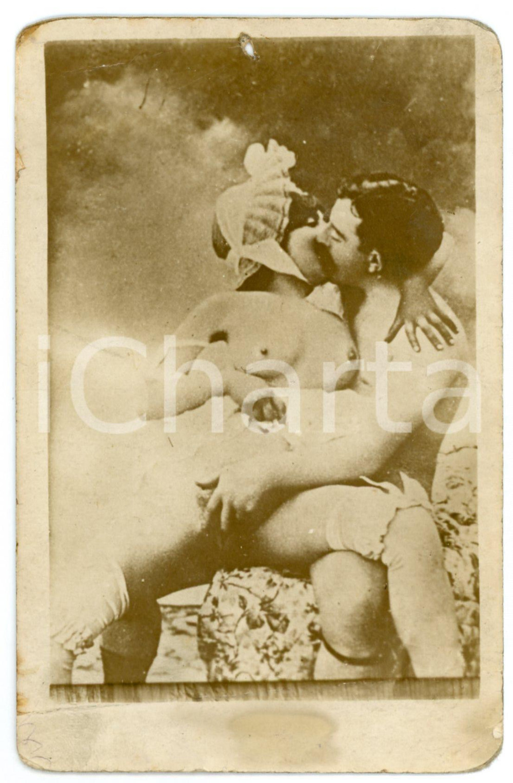 1910 ca VINTAGE EROTIC Couple having sex - Woman with bonnet *PORN Photo RPPC Fotografia originale d'epoca, in formato cartolina postale.CONDIZIONI: VP (profonda piegatura orizzontale al lato inferiore, lievi piegature angolari e foro al lato superiore)FORMATO: 9x14 cm    originale e autentica 1