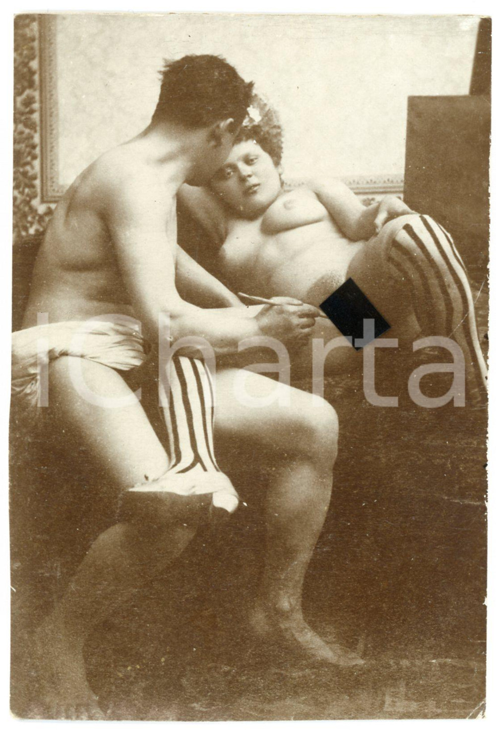 1910 ca VINTAGE EROTIC Couple having sex with a toy *PORN Photo RPPC Fotografia originale d'epoca, in formato cartolina postale.CONDIZIONI: F (piccola piegatura angolare; residui cartacei al verso)FORMATO: 9x14 cm    originale e autentica 1