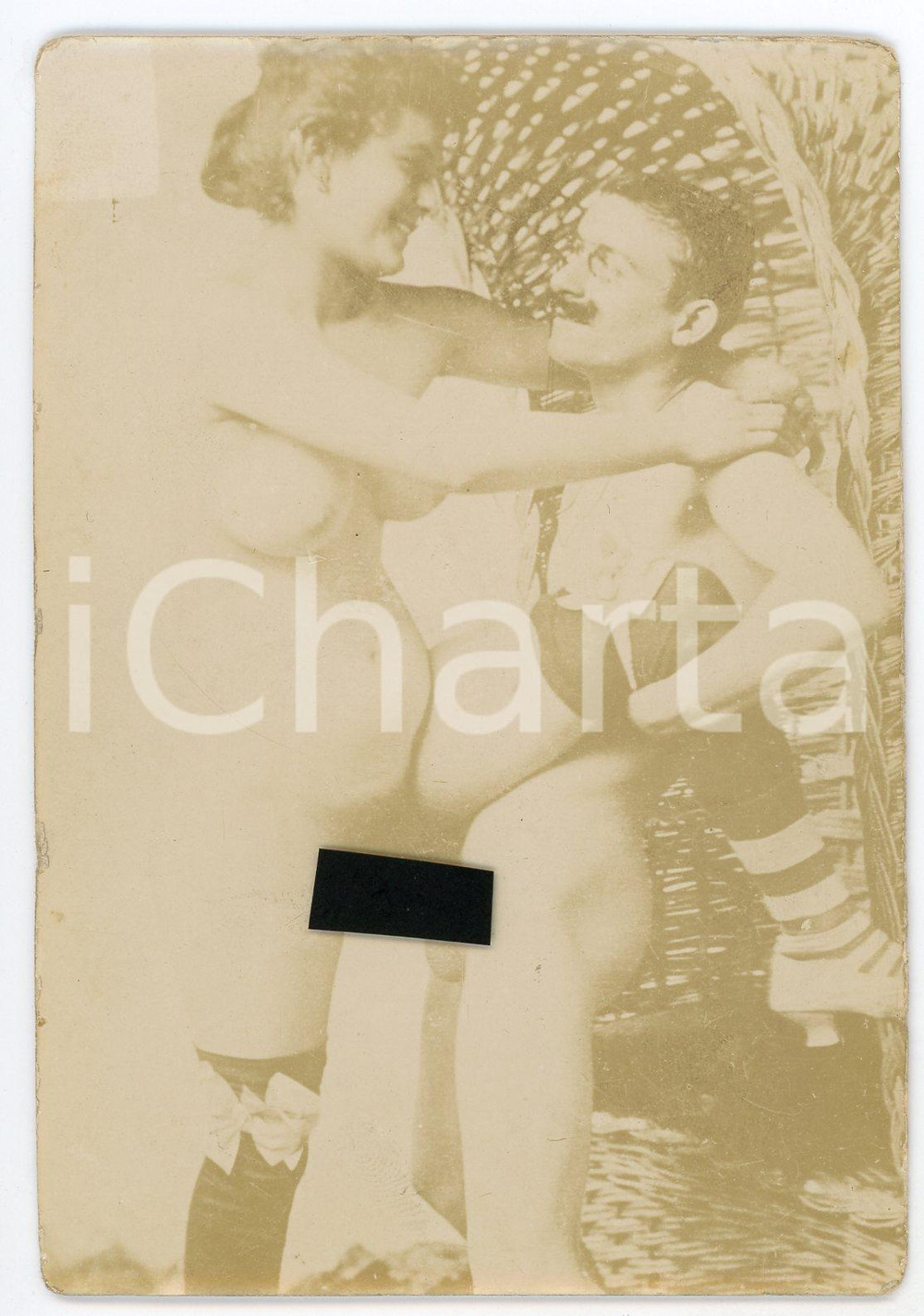 1900 ca VINTAGE EROTIC Couple on a wicker chair (4) RARE PORN Photo 9x13 cm Fotografia originale d'epoca, su carta sottile.FORMATO: 9x13 cmCONDIZIONI: G     originale e autentica 1