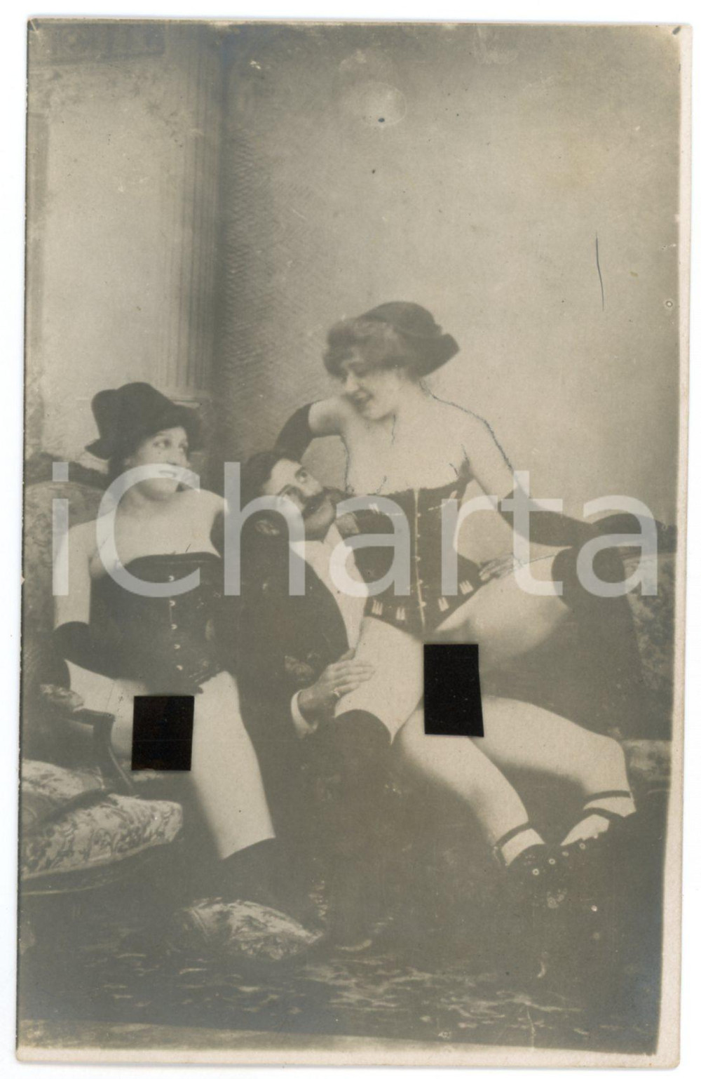 1920 ca VINTAGE EROTIC Threesome - Two women / man (3) RARE PORN Photo 9x14 Fotografia originale d'epocam, in formato cartolina postale.CONDIZIONI: G (ma residui cartacei al verso)FORMATO: 9x14 cm    originale e autentica 1