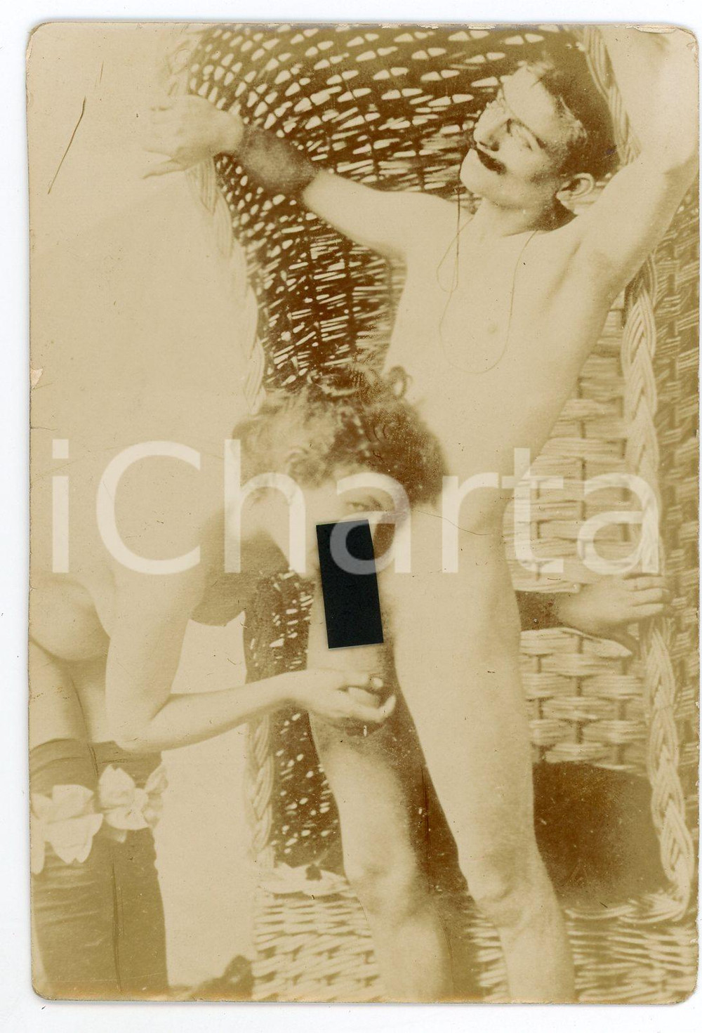 1900 ca VINTAGE EROTIC Couple on a wicker chair (3) RARE PORN Photo 9x13 cm Fotografia originale d'epoca, su carta sottile.FORMATO: 9x13 cmCONDIZIONI: G     originale e autentica 1