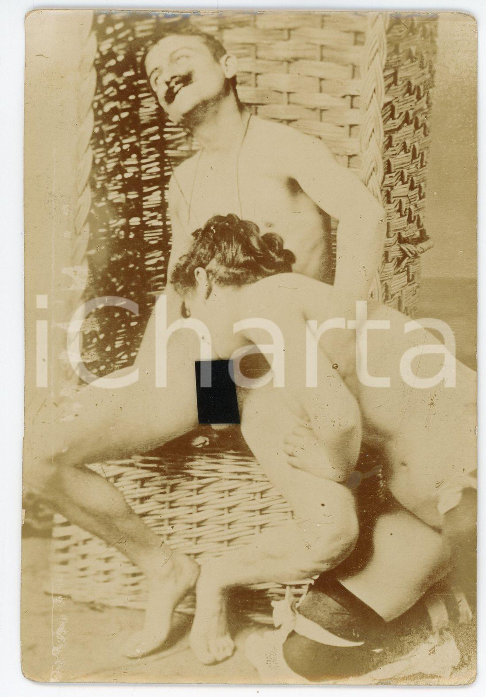 1900 ca VINTAGE EROTIC Couple on a wicker chair (2) RARE PORN Photo 9x13 cm Fotografia originale d'epoca, su carta sottile.FORMATO: 9x13 cmCONDIZIONI: G     originale e autentica 1