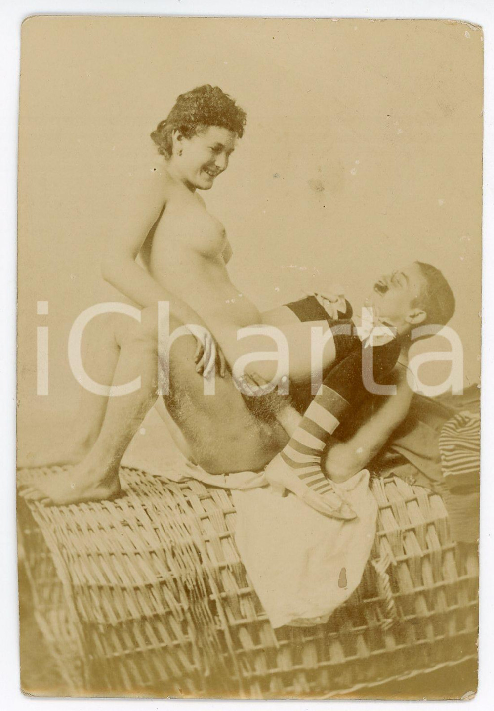 1900 ca VINTAGE EROTIC Couple on a wicker basket (1) RARE PORN Photo 9x13 cm Fotografia originale d'epoca, su carta sottile.FORMATO: 9x13 cmCONDIZIONI: G     originale e autentica 1