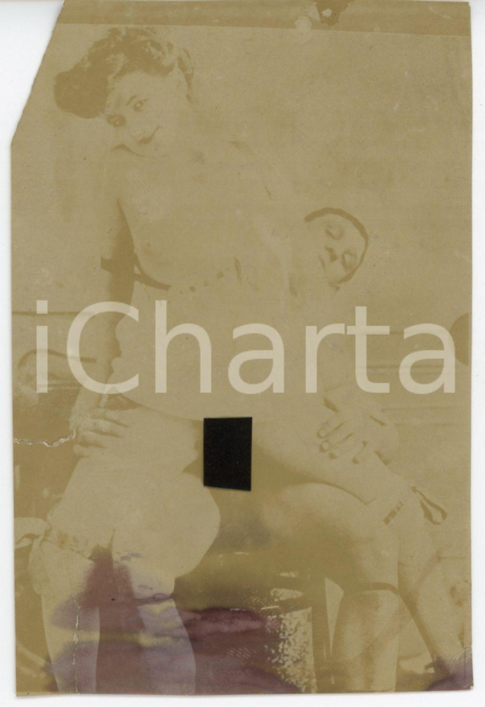 1900 ca VINTAGE EROTIC Couple on a chair - DAMAGED PORN Photo 8x12 cm Fotografia originale d'epoca, su carta sottile.FORMATO: 8x12 cmCONDIZIONI: VP (mancanza angolare; evidenti difetti di stampa al lato inferiore; strappi al lato sinistro e inferiore)    originale e autentica 1