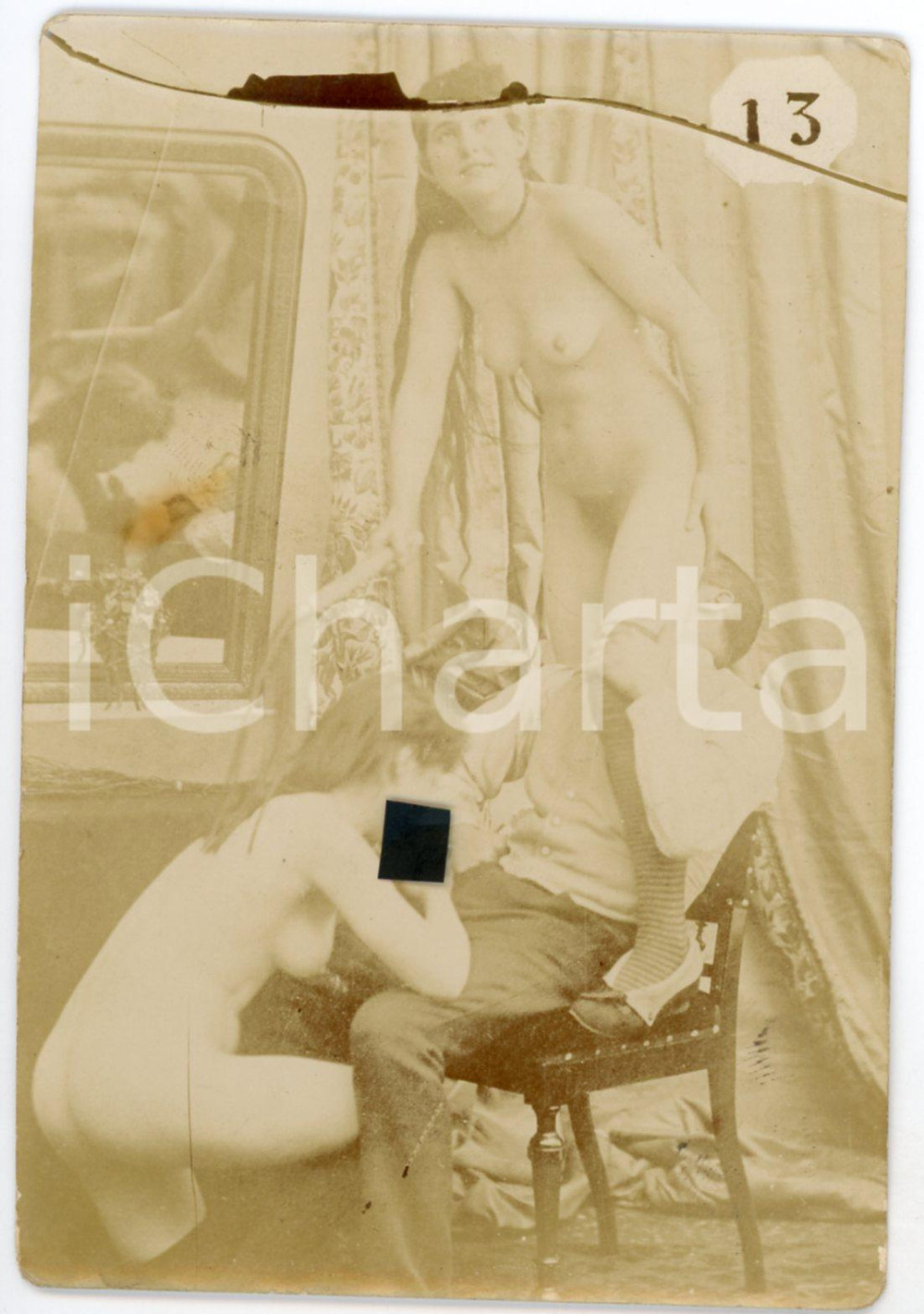 1900 ca VINTAGE EROTIC Threesome - Sex in the living room - PORN Photo 9x13 cm Fotografia originale d'epoca, su carta sottile.FORMATO: 9x13 cmCONDIZIONI: F (macchia)    originale e autentica 1