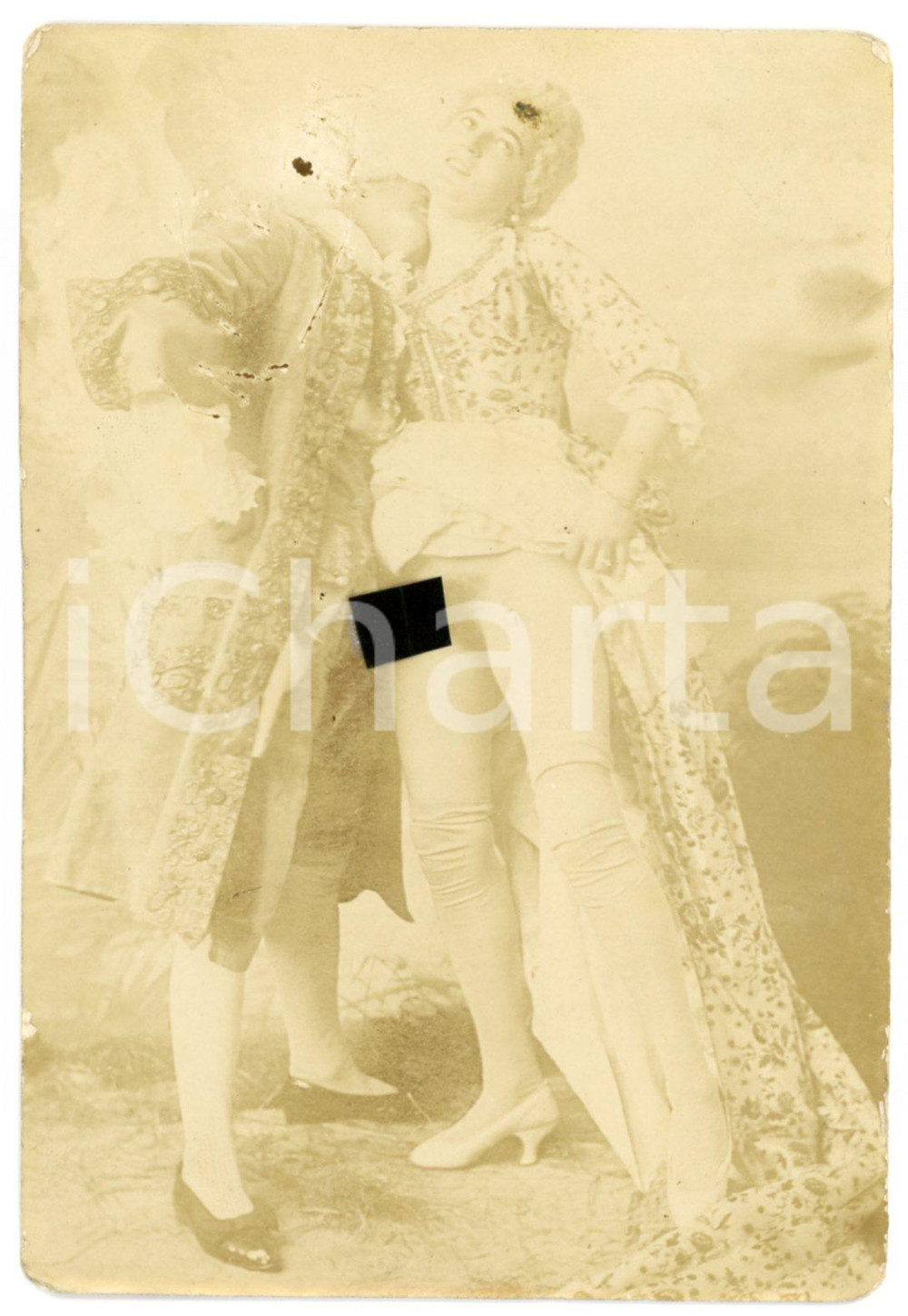 1900 ca VINTAGE EROTIC Couple in historical costume - PORN Photo 9x13 cm Fotografia originale d'epoca, su carta sottile.FORMATO: 9x13 cmCONDIZIONI: F (difetti di stampa)    originale e autentica 1