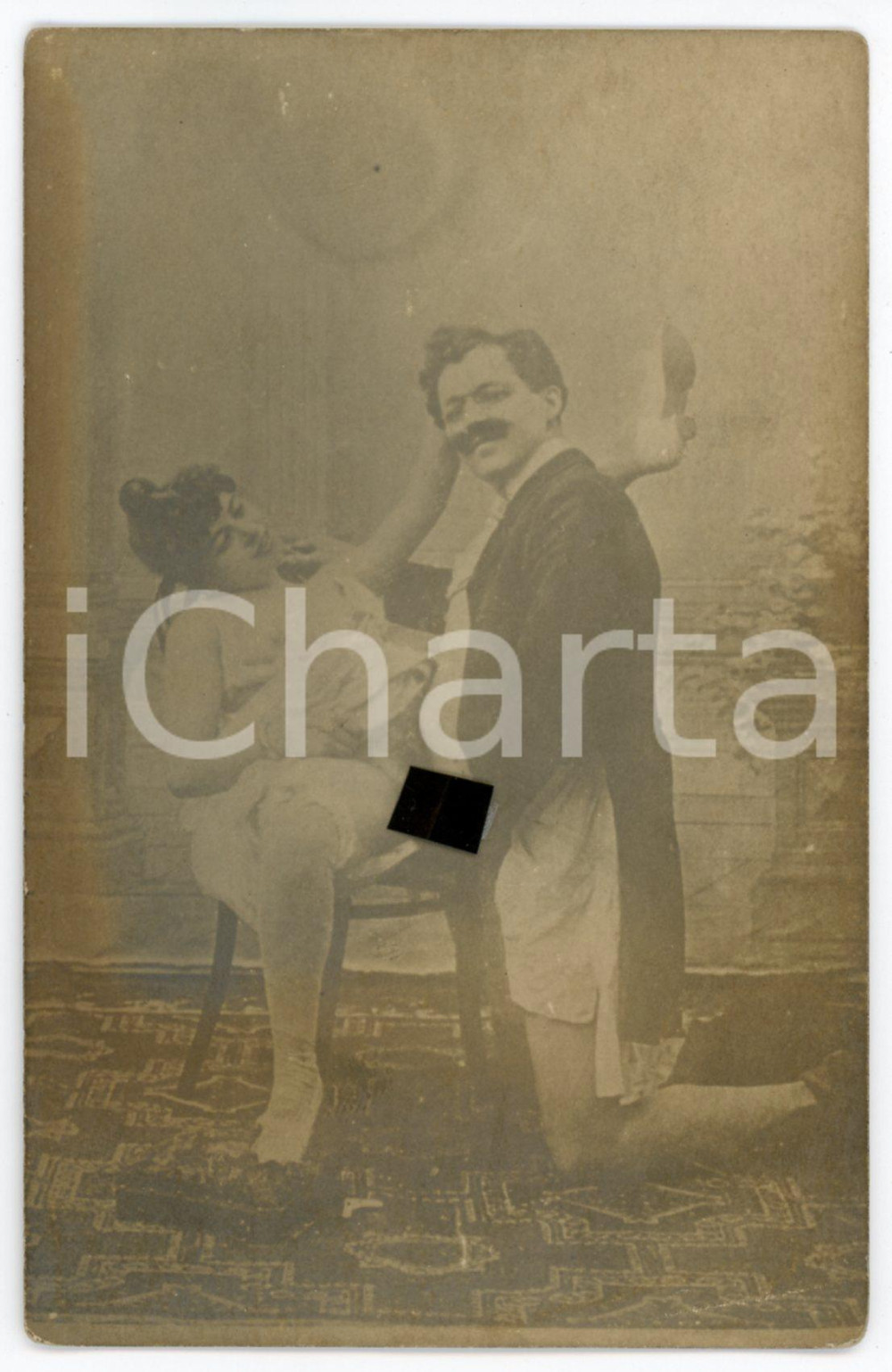 1900 ca VINTAGE EROTIC Couple on a chair - RARE PORN Photo RPPC Fotografia originale d'epoca, in formato cartolina postale.CONDIZIONI: F (alone)FORMATO: 9x14 cm    originale e autentica 1