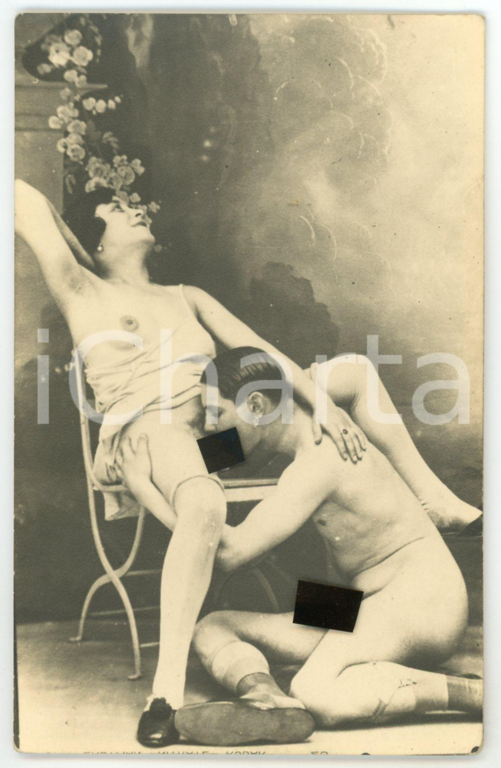 1925 ca VINTAGE EROTIC Oral sex - Woman on a chair - RARE PORN Photo RPPC Fotografia originale d'epoca, in formato cartolina postale.CONDIZIONI: G FORMATO: 9x14 cm    originale e autentica 1