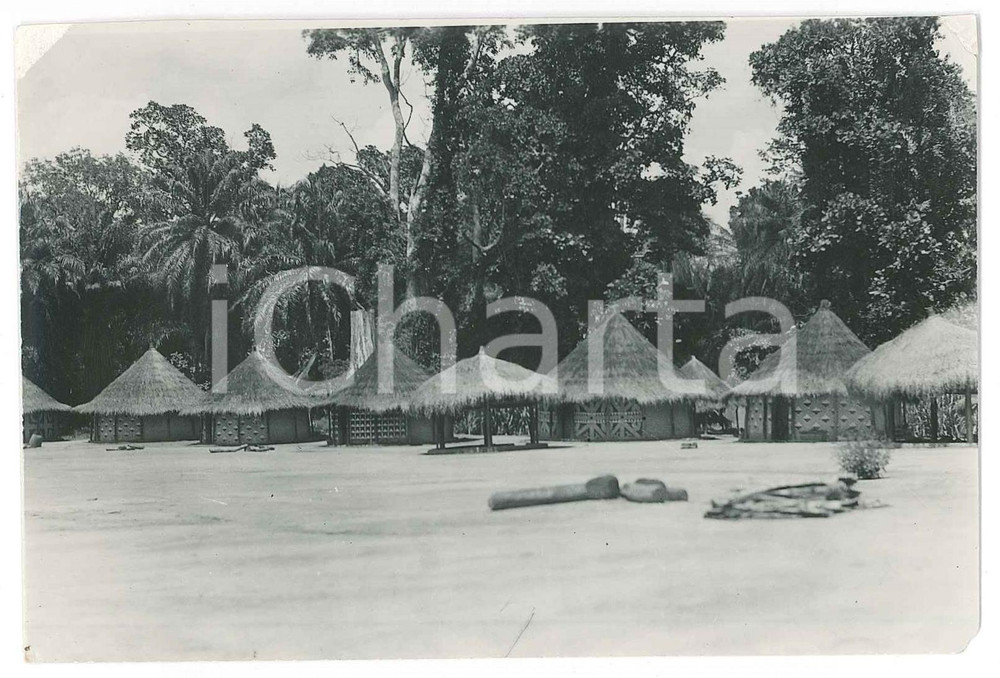1930 ca C. ZAGOURSKI - CONGO BELGE - Village EKIBONDO - Photo 13x9 cm  Fotografia d'epoca.FOTOGRAFO: Casimir Zagourski - KinshasaCONDIZIONI: P (abrasione angolare al lato sinistro; piccola mancanza angolare al lato destro, riparata con adesivo; minima mancanza angolare al lato inferiore)FORMATO: 14x9 cm    originale e autentica 1
