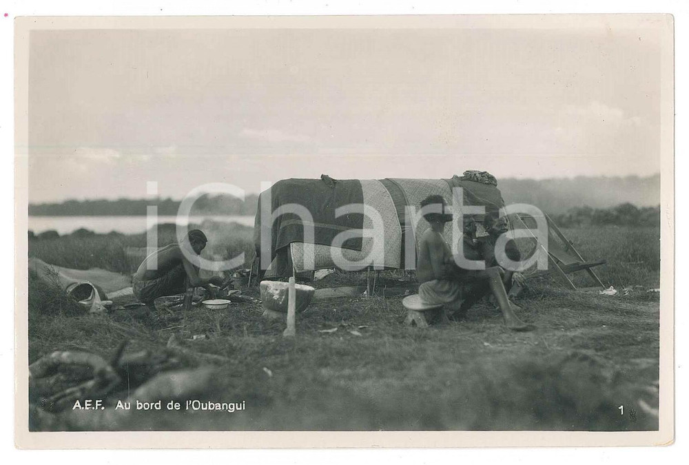 1930 C. ZAGOURSKI L'Afrique qui disparaît AEF Au bord de l'Oubangui - Postcard 1  Fotocartolina postale d'epoca, appartenente alla serie &laquo;L'Afrique qui dispara&icirc;t&raquo; del fotografo Casimir Zagourski (L&eacute;opoldville). Non viaggiata.CONDIZIONI: GFORMATO: 14x9 cm    originale e autentica 1