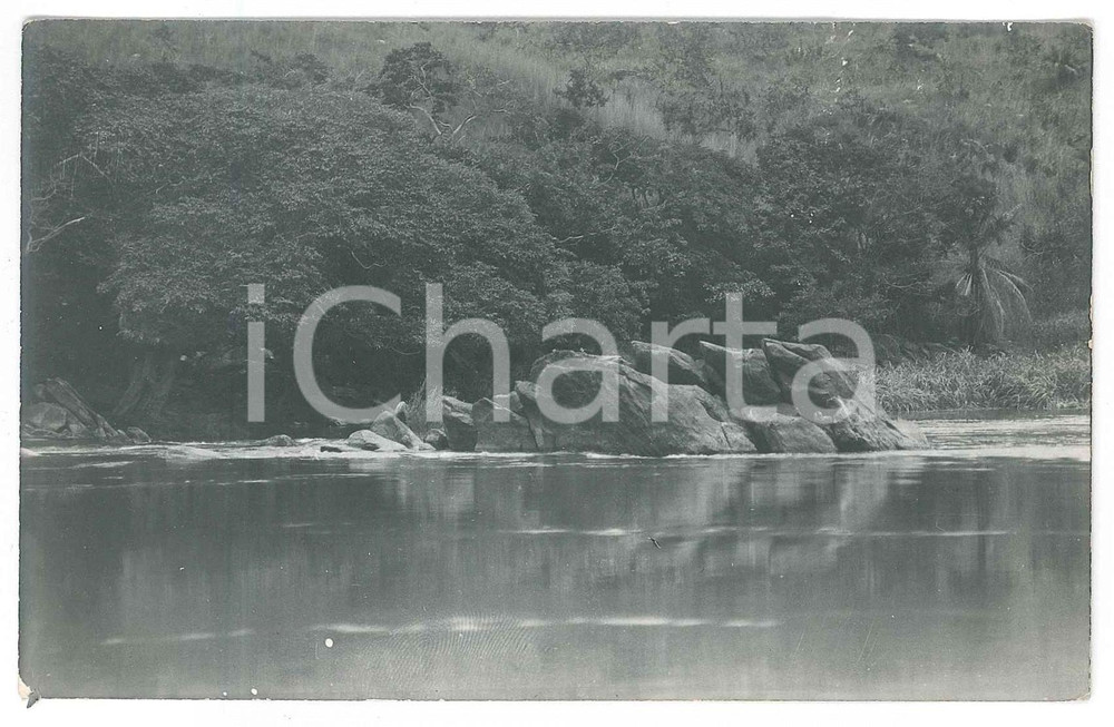 1930 ca C. ZAGOURSKI "Le Congo Illustré" - Paysage congolais 3 *Postcard 9x14  Fotocartolina postale d'epoca, appartenente alla serie &laquo;Le Congo Illustr&eacute;&raquo; del fotografo Casimir Zagourski (L&eacute;opoldville).CONDIZIONI: FAIR (lievi sbrecciature ai margini)FORMATO: 9x14 cm    originale e autentica 1