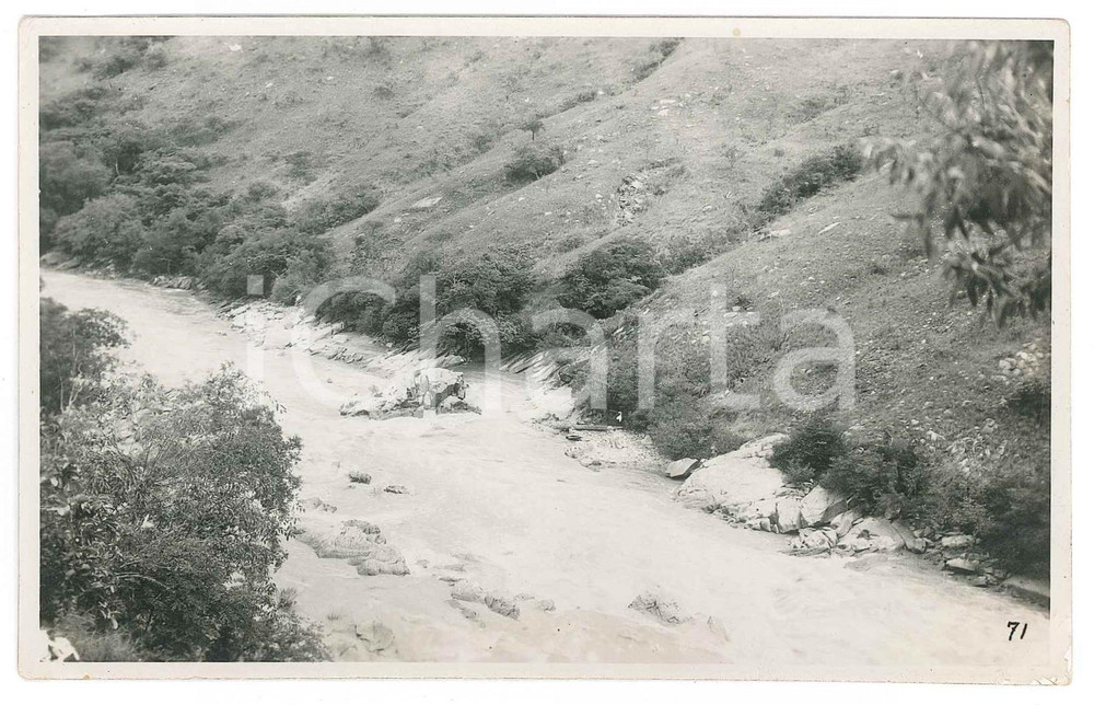 1930 ca C. ZAGOURSKI - CONGO BELGE Paysage congolais (1) Postcard 9 x 14  Fotocartolina postale d'epoca, appartenente alla serie &laquo;Le Congo Illustr&eacute;&raquo; del fotografo Casimir Zagourski (L&eacute;opoldville).CONDIZIONI: FAIR (piegature all'angolo inferiore destro)FORMATO: 9x14 cm    originale e autentica 1