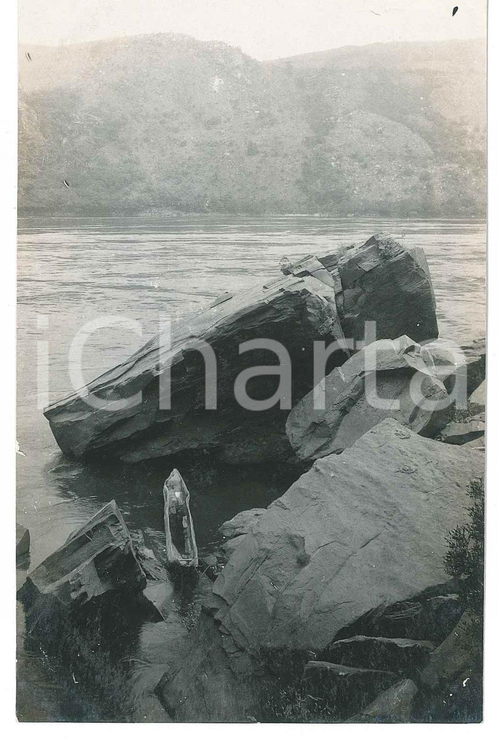 1930 ca C. ZAGOURSKI (?) CONGO BELGE - NATURE - Rochers au bord du lac - Photo  Fotocartolina postale d'epoca, attibuita al fotografo Casimir Zagourski.CONDIZIONI: G (difetti di stampa)FORMATO: 9x14 cm    originale e autentica 1