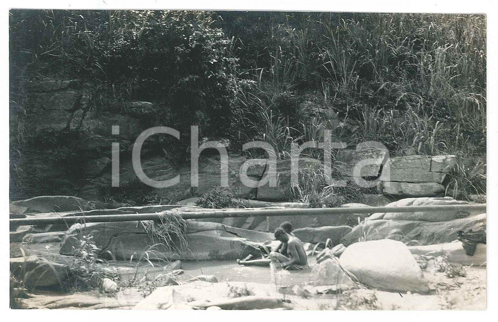 1930 ca C. ZAGOURSKI (?) CONGO BELGE - Femmes nues dans la rivière - Photo  Fotocartolina postale d'epoca, attibuita al fotografo Casimir Zagourski.CONDIZIONI: GFORMATO: 14x9 cm    originale e autentica 1