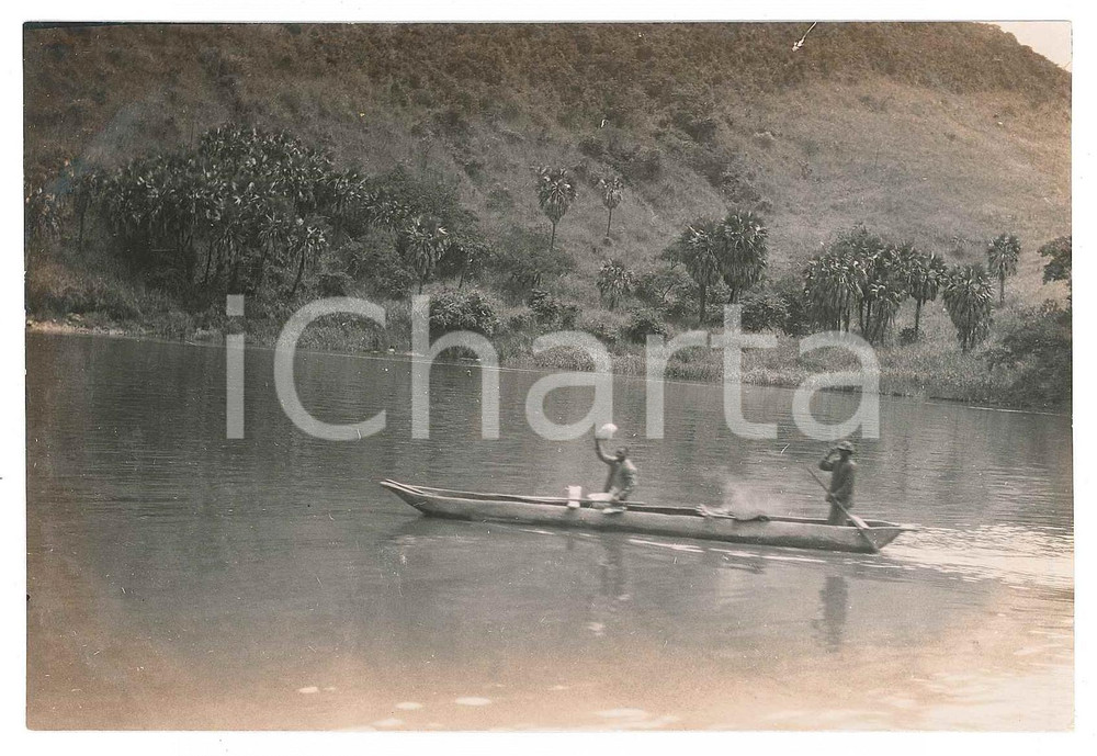 1930 ca C. ZAGOURSKI (?) CONGO BELGE - Pêcheurs (2) *Photo 14x9 cm  Fotografia seriale d'epoca, attibuita al fotografo Casimir Zagourski.CONDIZIONI: F (aloni)FORMATO: 14x9 cm    originale e autentica 1