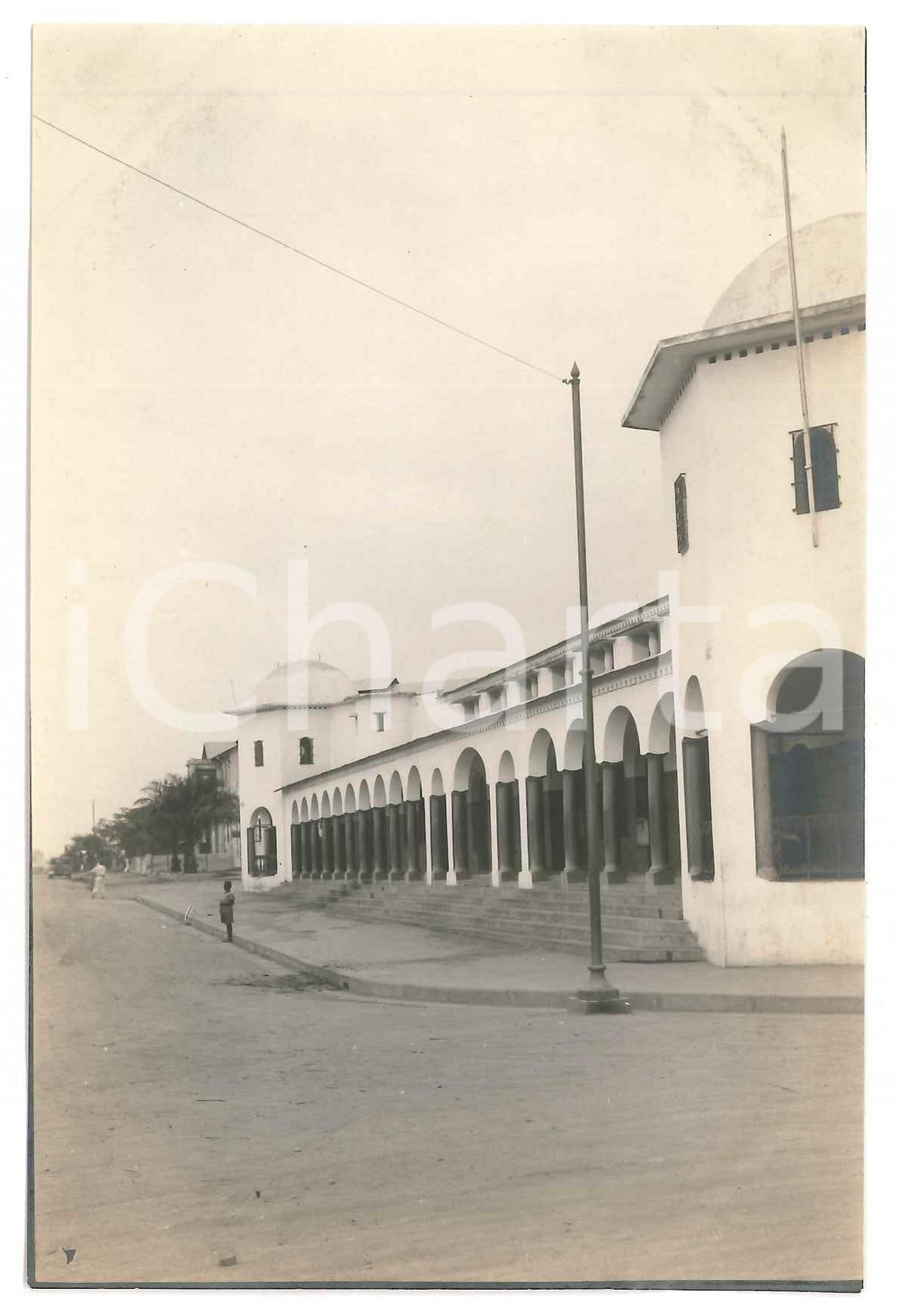 1930 ca C. ZAGOURSKI (?) CONGO BELGE - Edifice colonial *Photo ANIMÉE  Fotocartolina postale d'epoca, attibuita al fotografo Casimir Zagourski.CONDIZIONI: F (lievi macchie)FORMATO: 9x14 cm    originale e autentica 1