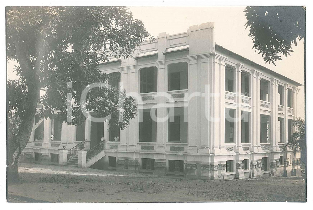 1930 ca C. ZAGOURSKI (?) CONGO BELGE - KINSHASA - Nouveau édifice *Photo  Fotocartolina postale d'epoca, attibuita al fotografo Casimir Zagourski.CONDIZIONI: G (difetti di stampa)FORMATO: 14x9 cm    originale e autentica 1