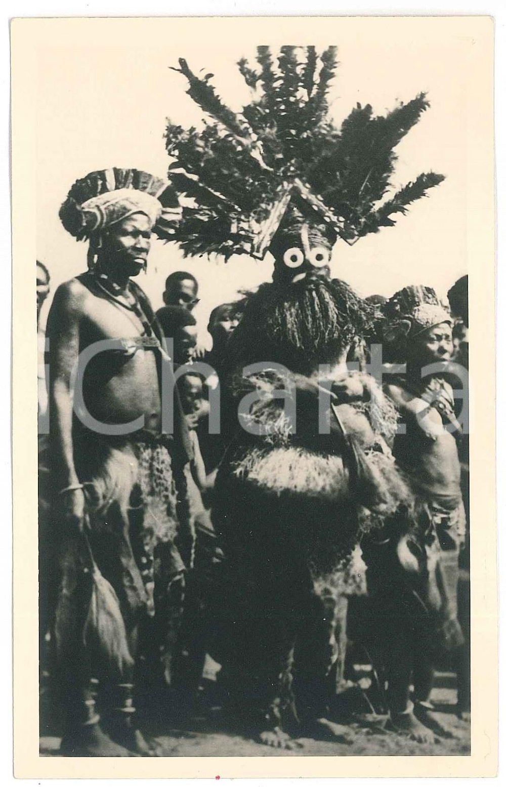 1930 ca C. ZAGOURSKI «L'Afrique qui disparaît» Danseurs Bakamputu - Postcard 32  Fotocartolina postale d'epoca, appartenente alla serie &laquo;L'Afrique qui dispara&icirc;t&raquo; del fotografo Casimir Zagourski (L&eacute;opoldville).N&deg;32, non viaggiata.Al verso timbro: "Henri Nicaise Photographe - Namur"CONDIZIONI: GFORMATO: 9x14 cm    originale e autentica 1
