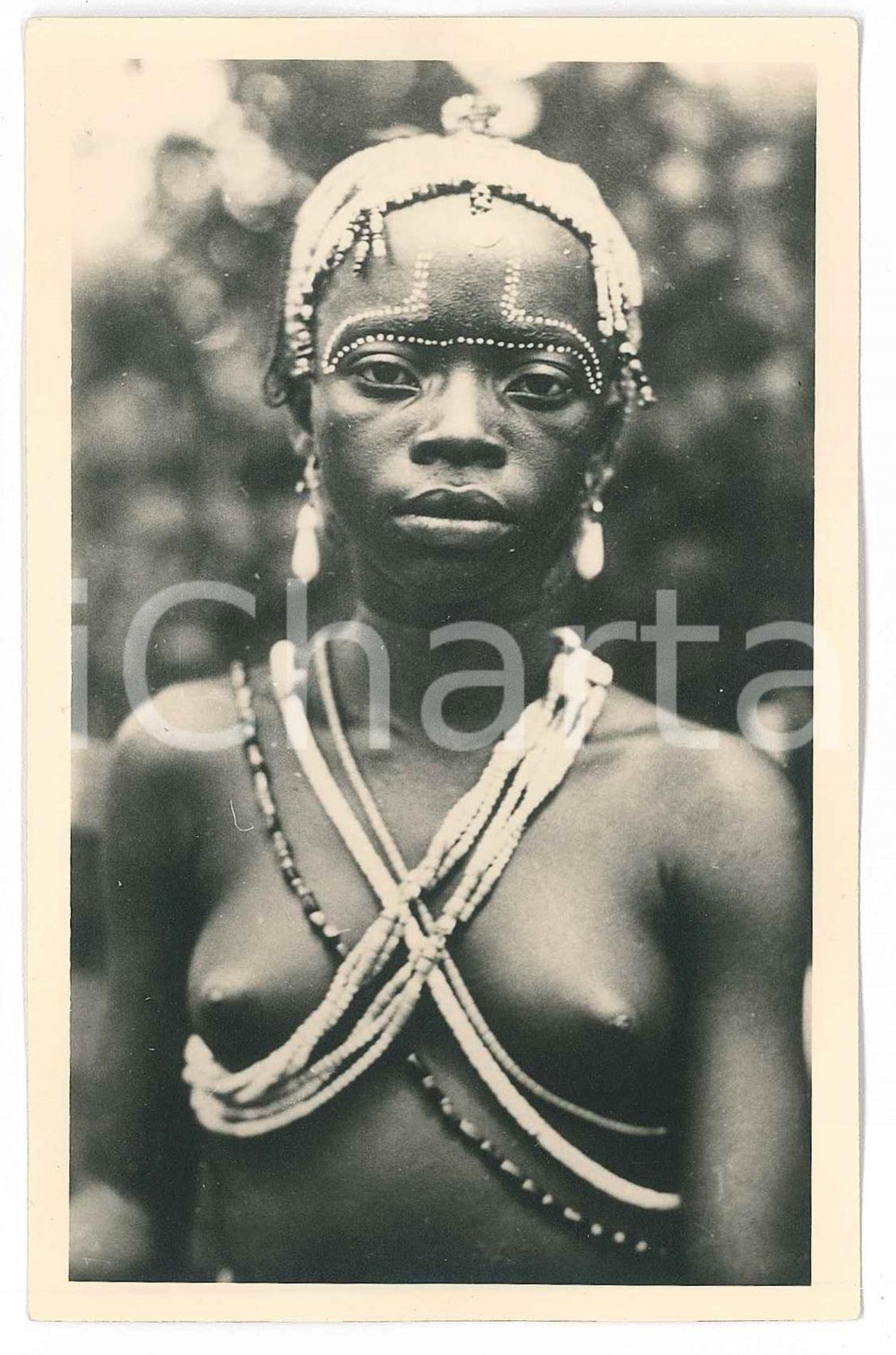 1930 ca C. ZAGOURSKI «L'Afrique qui disparaît» Danseuse YA-KOMA - Postcard n. 42  Fotocartolina postale d'epoca, appartenente alla serie &laquo;L'Afrique qui dispara&icirc;t&raquo; del fotografo Casimir Zagourski (L&eacute;opoldville).N&deg; 42, non viaggiata.Al verso timbro: "Henri Nicaise Photographe - Namur"CONDIZIONI: GFORMATO: 9x14 cm     originale e autentica 1