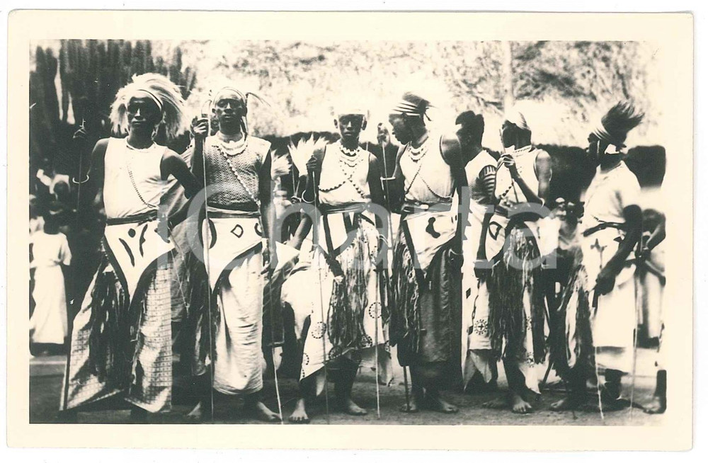 1930 ca C. ZAGOURSKI «L'Afrique qui disparaît» RUANDA - Danseurs - Postcard 99  Fotocartolina postale d'epoca, appartenente alla serie &laquo;L'Afrique qui dispara&icirc;t&raquo; del fotografo Casimir Zagourski (L&eacute;opoldville).N&deg; 99, non viaggiata.Al verso timbro: "Henri Nicaise Photographe - Namur"CONDIZIONI: GFORMATO: 14x9 cm     originale e autentica 1