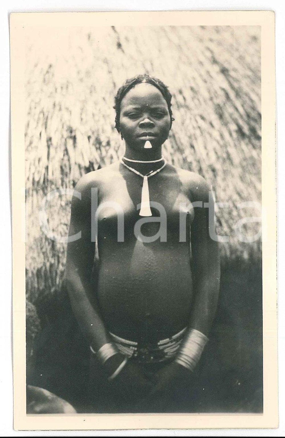 1930 ca C. ZAGOURSKI «L'Afrique qui disparaît» Femme de la brousse ^Postcard 113  Fotocartolina postale d'epoca, appartenente alla serie &laquo;L'Afrique qui dispara&icirc;t&raquo; del fotografo Casimir Zagourski (L&eacute;opoldville).N&deg; 113, non viaggiata.Al verso timbro: "Henri Nicaise Photographe - Namur"CONDIZIONI: GFORMATO: 9x14 cm     originale e autentica 1