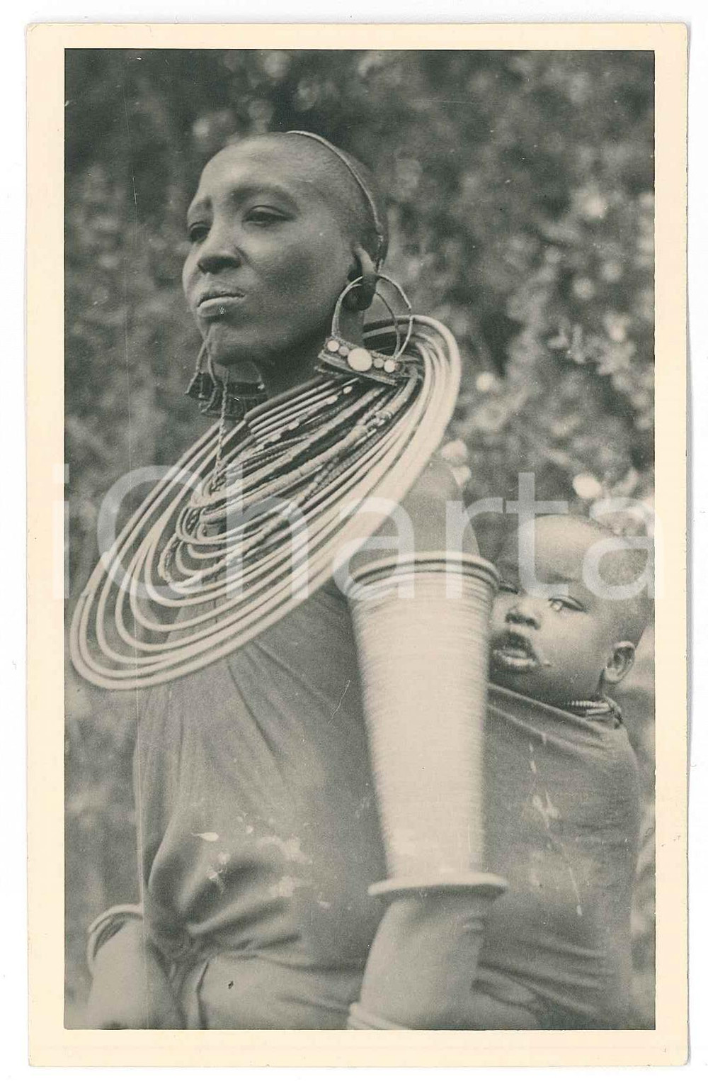 1930 ca C. ZAGOURSKI «L'Afrique qui disparaît»  KENYA - Femme MASAI *Postcard 155  Fotocartolina postale d'epoca, appartenente alla 2^serie &laquo;L'Afrique qui dispara&icirc;t&raquo; del fotografo Casimir Zagourski (L&eacute;opoldville).n&deg; 155, non viaggiata.Al verso timbro: "Henri Nicaise Photographe - Namur"CONDIZIONI: G FORMATO:  9x14 cm     originale e autentica 1