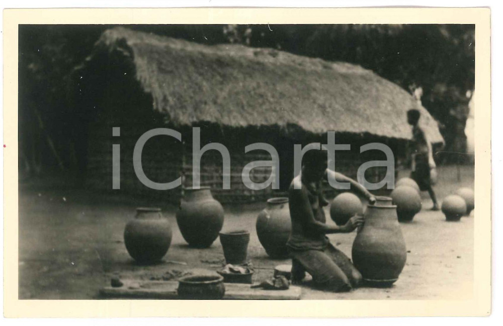 1930 ca C. ZAGOURSKI - CONGO BELGE Femme potier - Carte postale  Fotocartolina postale d'epoca del fotografo Casimir Zagourski.Al verso timbro: "Henri Nicaise Photographe - Namur"CONDIZIONI: GOODFORMATO: 9x14 cm    originale e autentica 1