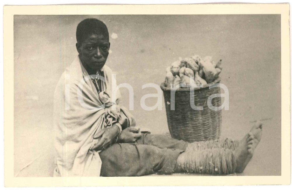 1930 ZAGOURSKI «L'Afrique qui disparaît» RUANDA Vendeuse de pommes de terre 1  Fotocartolina postale d'epoca, appartenente alla 2^serie «L'Afrique qui disparaît» del fotografo Casimir Zagourski (Léopoldville).N° 124, non viaggiata.Al verso timbro: "Henri Nicaise Photographe - Namur" GOOD/buono piccoli difetti di stampa Formato: 14x9 cm originale e autentica 1