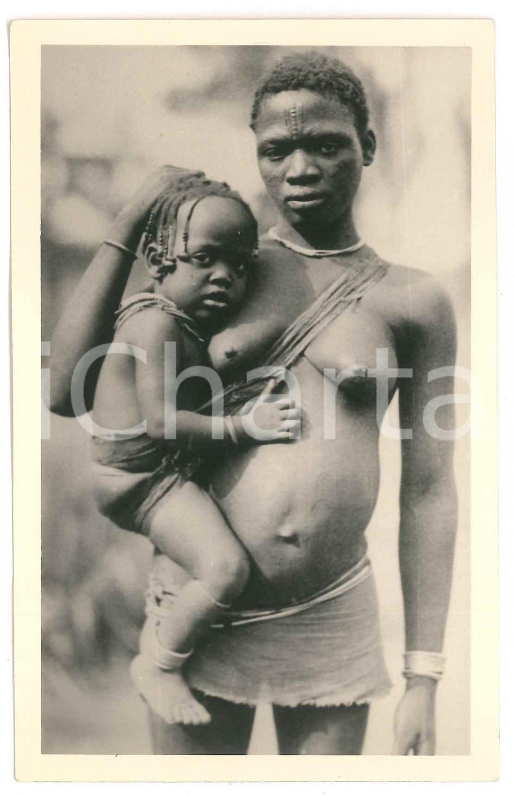 1930 ca C. ZAGOURSKI «L'Afrique qui disparaît»  Maternité chez les M'BOUAKA 43  Fotocartolina postale d'epoca, appartenente alla 2^ serie &laquo;L'Afrique qui dispara&icirc;t&raquo; del fotografo Casimir Zagourski (L&eacute;opoldville).N&deg; 43, non viaggiata.CONDIZIONI: GFORMATO: 9x14 cm    originale e autentica 1
