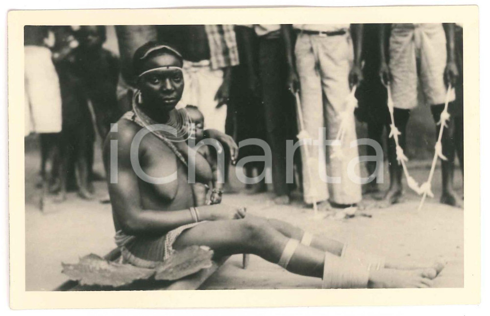 1930 ca C. ZAGOURSKI «L'Afrique qui disparaît»  Maternité chez les M'BOUAKA 45  Fotocartolina postale d'epoca, appartenente alla 2^ serie &laquo;L'Afrique qui dispara&icirc;t&raquo; del fotografo Casimir Zagourski (L&eacute;opoldville).N&deg; 45, non viaggiata.CONDIZIONI: GOODFORMATO: 14x9 cm    originale e autentica 1