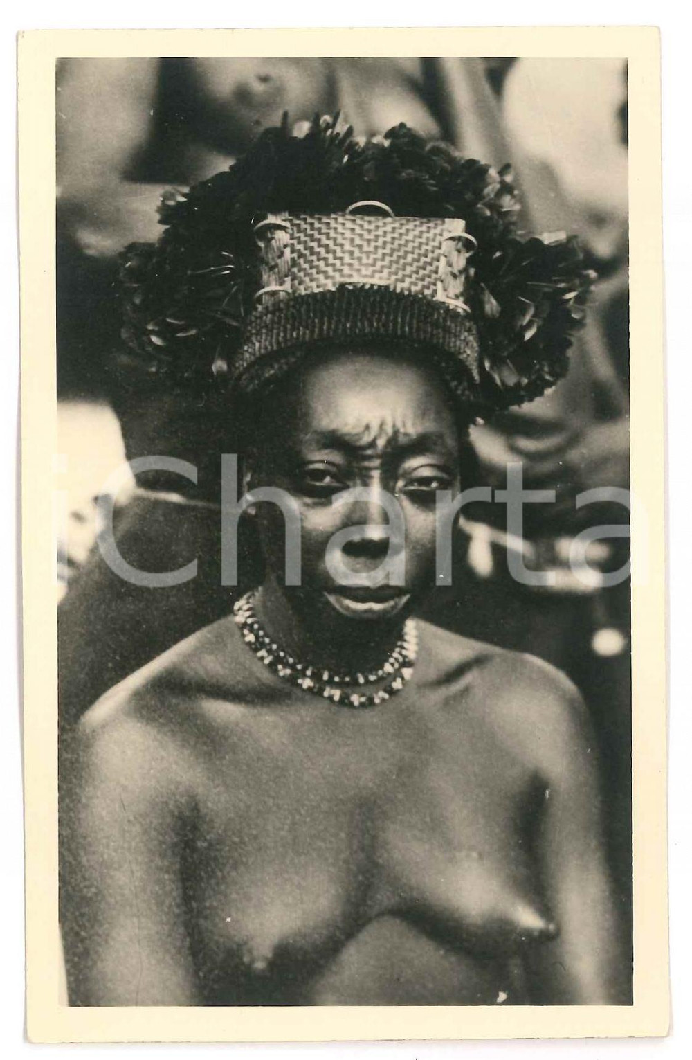 1930 ca C. ZAGOURSKI L'Afrique qui disparaît CONGO BELGE Femme du chef OKODONGWE  Fotocartolina postale d'epoca, appartenente alla serie &laquo;L'Afrique qui dispara&icirc;t&raquo; del fotografo Casimir Zagourski (L&eacute;opoldville).N&deg; 47, non viaggiata.CONDIZIONI: FAIR (piegature angolari)FORMATO: 14x9 cm     originale e autentica 1