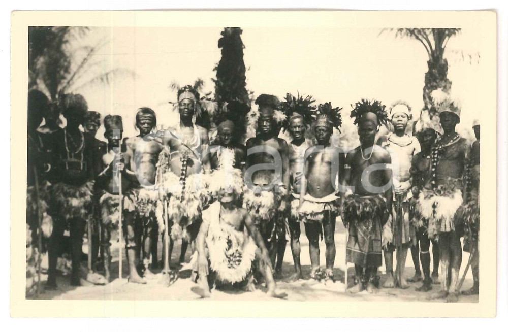 1930 ca C. ZAGOURSKI «L'Afrique qui disparaît»  Bakumus à Madula Postcard n.62  Fotocartolina postale d'epoca, appartenente alla 2^ serie &laquo;L'Afrique qui dispara&icirc;t&raquo; del fotografo Casimir Zagourski (L&eacute;opoldville).N&deg; 62, non viaggiata.CONDIZIONI: GFORMATO: 14x9 cm    originale e autentica 1