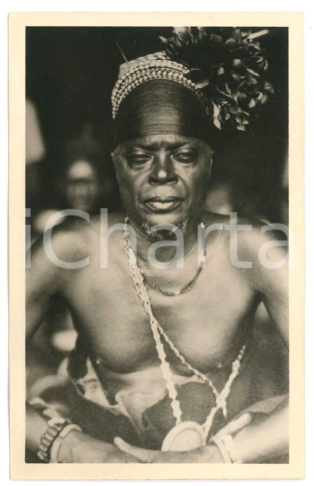 1930 ca C. ZAGOURSKI «L'Afrique qui disparaît» MANGBETU Grand chef - Postcard 45  Fotocartolina postale d'epoca, appartenente alla serie &laquo;L'Afrique qui dispara&icirc;t&raquo; del fotografo Casimir Zagourski (L&eacute;opoldville).N&deg;45, non viaggiata.CONDIZIONI: GFORMATO: 9x14 cm     originale e autentica 1