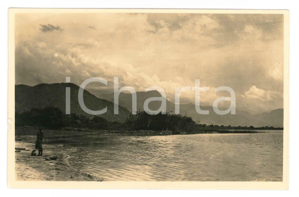 1930 ca C. ZAGOURSKI «L'Afrique qui disparaît» Lac EDOUARD Postcard n.207  Fotocartolina postale d'epoca, appartenente alla serie &laquo;L'Afrique qui dispara&icirc;t&raquo; del fotografo Casimir Zagourski (L&eacute;opoldville).N&deg; 207, non viaggiata.CONDIZIONI: GFORMATO: 14x9 cm    originale e autentica 1