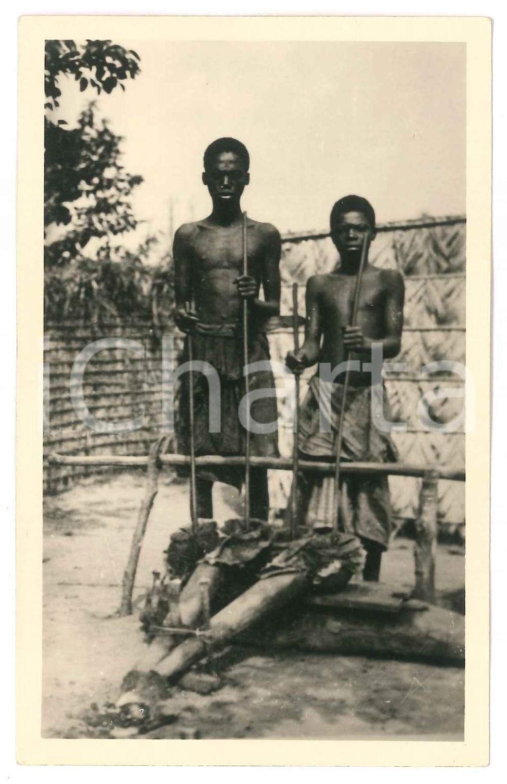 1930 ca C. ZAGOURSKI «L'Afrique qui disparaît» CONGO BELGE - BAKUBA Forgerons  Fotocartolina postale d'epoca, appartenente alla serie &laquo;L'Afrique qui dispara&icirc;t&raquo; del fotografo Casimir Zagourski (L&eacute;opoldville).N&deg; 17, non viaggiata.CONDIZIONI: GFORMATO: 9x14 cm    originale e autentica 1