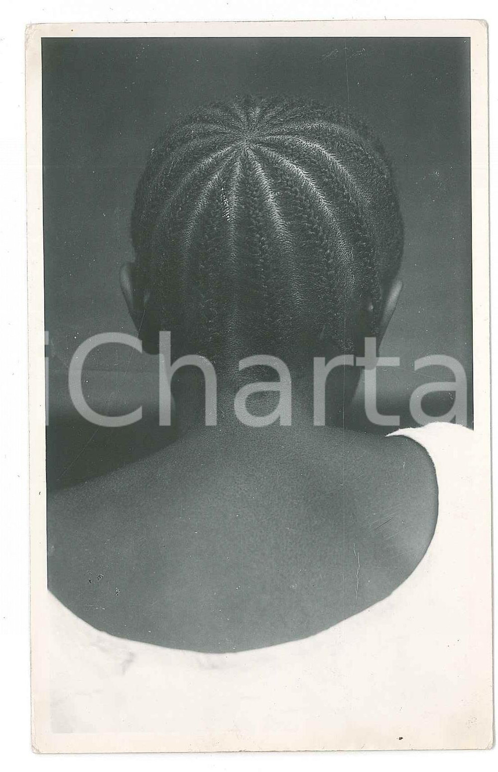 1930 C. ZAGOURSKI «L'Afrique qui disparaît» Coiffures africaines - Postcard 153  Fotografia seriale d'epoca, appartenente alla serie &laquo;L'Afrique qui dispara&icirc;t&raquo; del fotografo Casimir Zagourski (L&eacute;opoldville).N&deg; 153, non viaggiata.CONDIZIONI: F (lievi piegature angolari)FORMATO: 9x14 cm     originale e autentica 1