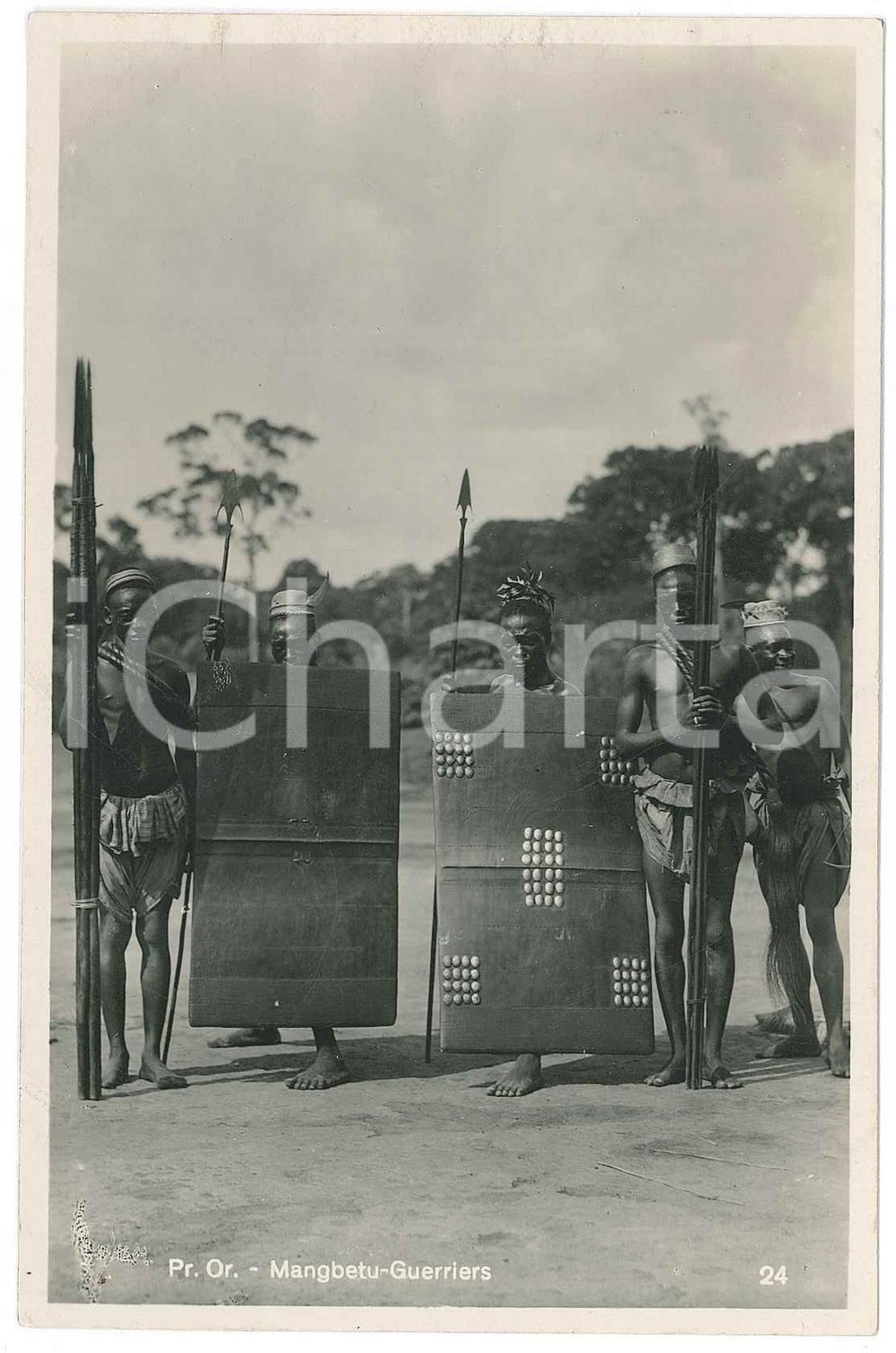 1938 C. ZAGOURSKI «L'Afrique qui disparaît» Pr. Or. MANGBETU - Guerriers  Fotocartolina postale d'epoca, appartenente alla serie &laquo;L'Afrique qui dispara&icirc;t&raquo; del fotografo Casimir Zagourski (L&eacute;opoldville).N&deg; 73, viaggiata.CONDIZIONI: F (lieve piegatura al lato superiore)FORMATO: 9x14 cm    originale e autentica 1