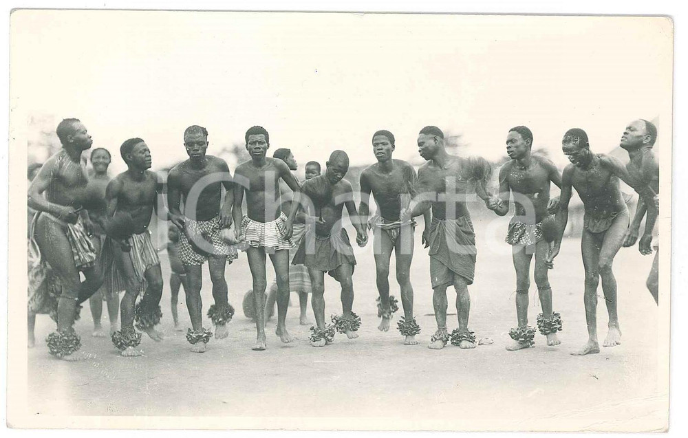1930 C. ZAGOURSKI «L'Afrique qui disparaît» A.E.F. Ippy - Danse Postcard 132 (1)  Fotocartolina postale d'epoca, appartenente alla 1^serie &laquo;L'Afrique qui dispara&icirc;t&raquo; del fotografo Casimir Zagourski (L&eacute;opoldville).N&deg;132, non viaggiata.CONDIZIONI: P (piegature angolari e marginali)FORMATO: 14x9 cm    originale e autentica 1