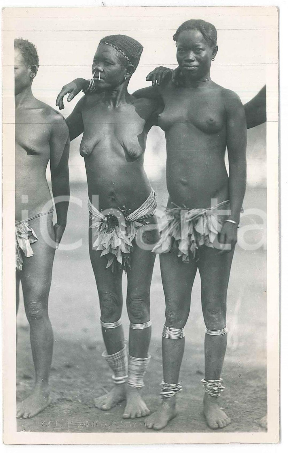 1930 ca C. ZAGOURSKI «L'Afrique qui disparaît» A.E.F. Population brousse  Fotocartolina postale d'epoca, appartenente alla serie &laquo;L'Afrique qui dispara&icirc;t&raquo; del fotografo Casimir Zagourski (L&eacute;opoldville), n&deg; 114.Non viaggiata.CONDIZIONI: F (difetti di stampa)FORMATO: 9x14 cm    originale e autentica 1