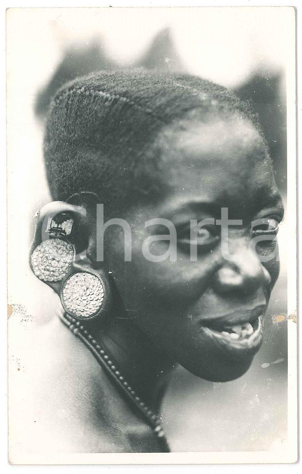 1930 C. ZAGOURSKI «L'Afrique qui disparaît» Femme URUNDI - Lobes dilatés  Fotocartolina postale d'epoca, appartenente alla serie &laquo;L'Afrique qui dispara&icirc;t&raquo; del fotografo Casimir Zagourski (L&eacute;opoldville).Non viaggiata.CONDIZIONI: F (difetti di stampa)FORMATO: 9x14 cm    originale e autentica 1