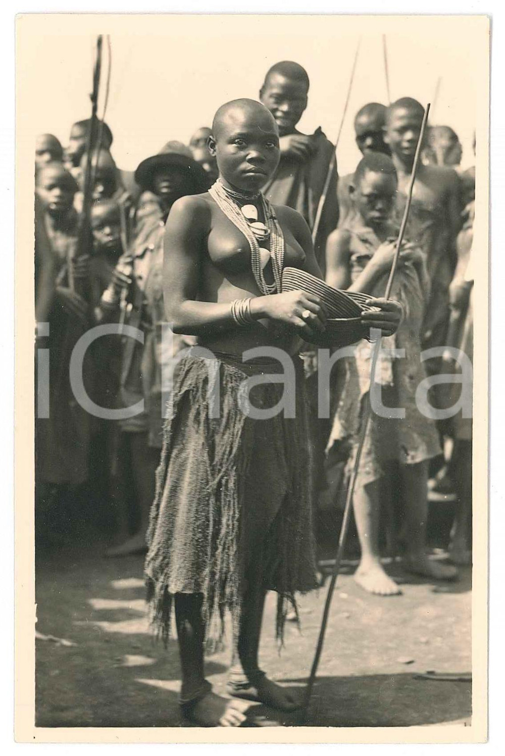 1930 ca C. ZAGOURSKI «L'Afrique qui disparaît» URUNDI Une femme - Postcard 108  Fotocartolina postale d'epoca, appartenente alla serie &laquo;L'Afrique qui dispara&icirc;t&raquo; del fotografo Casimir Zagourski (L&eacute;opoldville).N&deg;108, non viaggiata.CONDIZIONI: G FORMATO: 9x14 cm    originale e autentica 1