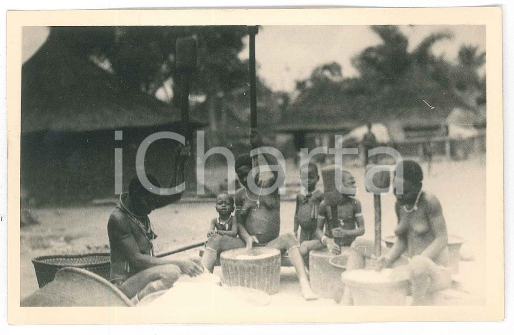 1930 C. ZAGOURSKI «L'Afrique qui disparaît» Equateur - Femmes au travail - n°30  Fotocartolina postale d'epoca, appartenente alla serie &laquo;L'Afrique qui dispara&icirc;t&raquo; del fotografo Casimir Zagourski (L&eacute;opoldville), n&deg; 31.Non viaggiata.Timbro al verso: "Henri Nicaise Photographe - Namur".CONDIZIONI: G (lievi difetti di stampa)FORMATO: 14x9 cm     originale e autentica 1